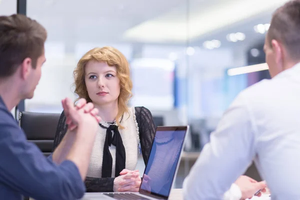 Grupo Jóvenes Empresarios Discutiendo Plan Negocios Moderno Edificio Oficinas Startups — Foto de Stock