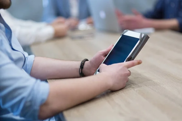 Jonge Casual Zakenman Met Behulp Van Tablet Computer Startup Office — Stockfoto