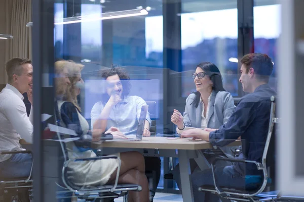 Empresários discutindo plano de negócios — Fotografia de Stock