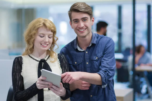 Business mensen werken met Tablet in opstarten kantoor — Stockfoto