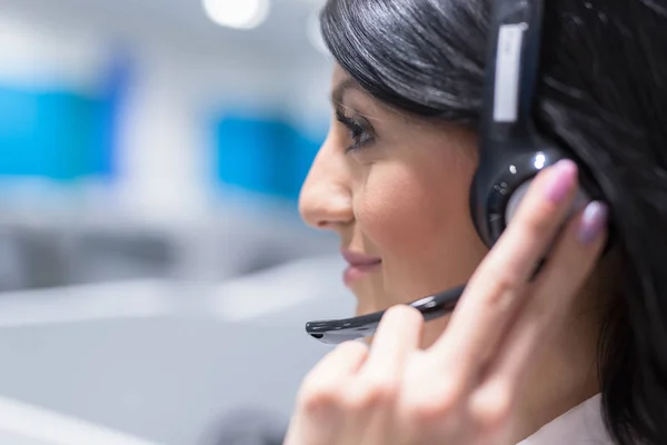 Operadora de call center feminina — Fotografia de Stock