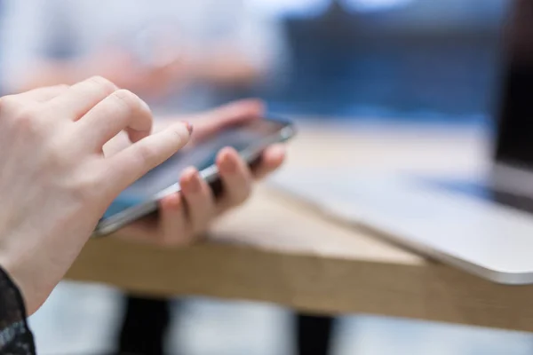 Gerente Femenina Utilizando Teléfono Celular Interior Oficina Inicio — Foto de Stock