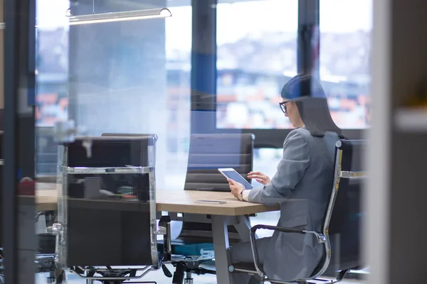 在办公室工作中使用平板电脑的女商人 — 图库照片
