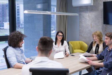 İş adamları iş planını tartışıyor