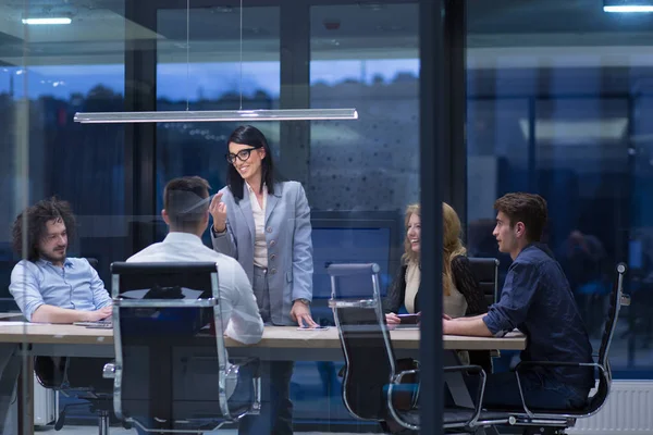 İş adamları iş planını tartışıyor