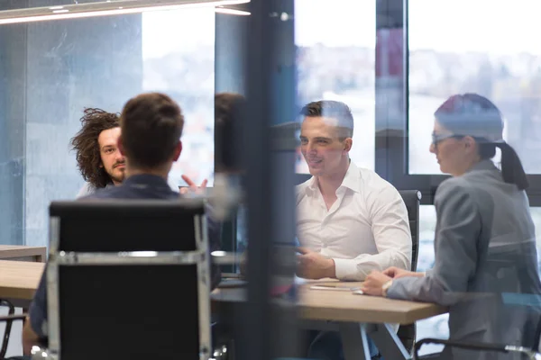 Startup Business Team Em uma reunião no prédio de escritórios moderno — Fotografia de Stock