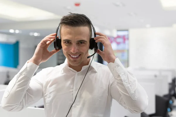 Junger Lächelnder Männlicher Callcenter Betreiber Macht Seinen Job Mit Einem — Stockfoto