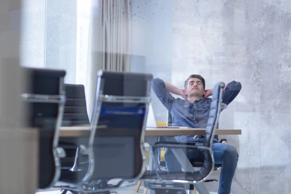 Tempo Para Relaxar Jovem Cansado Empresário Casual Relaxando Mesa Seu — Fotografia de Stock