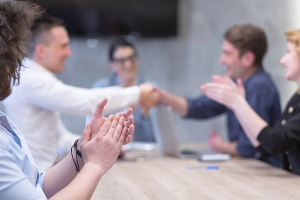 Üzleti Partner Shake Hands Meetinig Modern Irodaházban — Stock Fotó