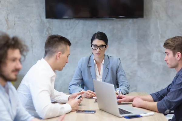 Gruppo Giovani Imprenditori Che Discutono Business Plan Nel Moderno Edificio — Foto Stock