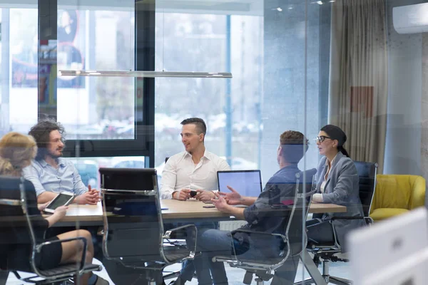 Gli uomini d'affari discutono di business plan — Foto Stock