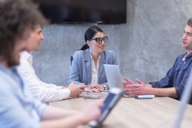 Modern ofis binasında Girişim İş Takımı Toplantısı