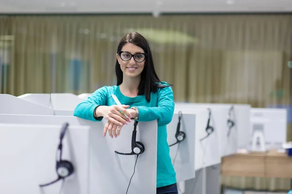 Operadora de call center feminina — Fotografia de Stock