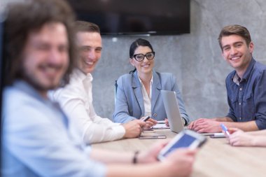 Modern ofis binasında Girişim İş Takımı Toplantısı