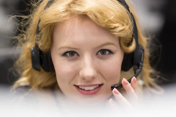 Usmívající se žena call centra operátor — Stock fotografie