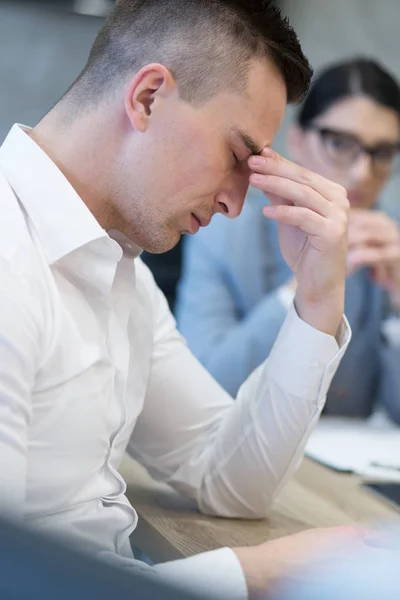 Momento Para Relajarse Joven Hombre Negocios Casual Cansado Relajarse Escritorio —  Fotos de Stock