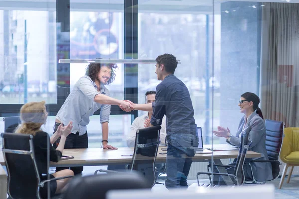 Socio Negocios Shake Manos Obra Moderno Edificio Oficinas — Foto de Stock