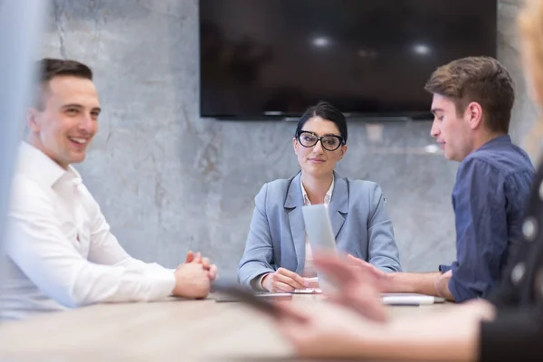 Grupo Jóvenes Empresarios Discutiendo Plan Negocios Moderno Edificio Oficinas Startups —  Fotos de Stock