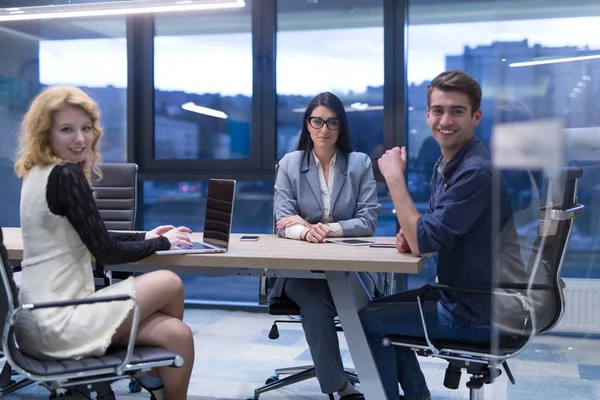 Grupo Jóvenes Empresarios Discutiendo Plan Negocios Moderno Edificio Oficinas Startups — Foto de Stock