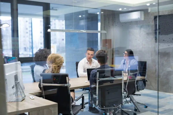 Gente de negocios discutiendo plan empresarial — Foto de Stock