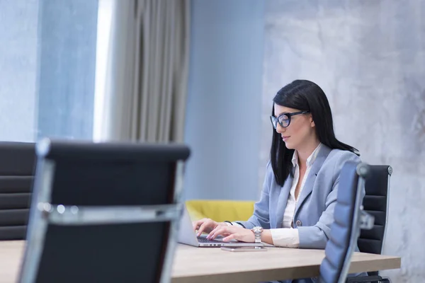 Jovem empresária feminina Freelancer — Fotografia de Stock