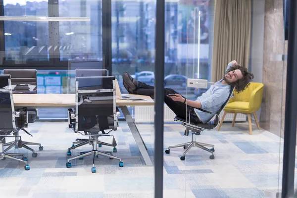 Время Отдыха Молодой Уставший Бизнесмен Расслабляется Столом Своем Офисе — стоковое фото
