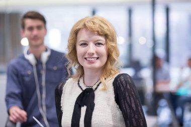 başlangıç ofisinde fikirleri tartışmak arka planda meslektaşları toplantı için hazırlarken tablet bilgisayar kullanarak iş adamları