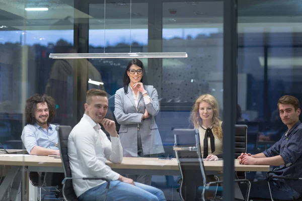 Gente de negocios discutiendo plan empresarial —  Fotos de Stock