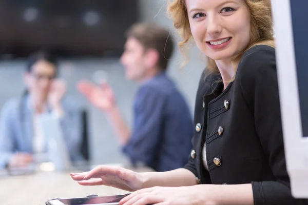 Porträt Einer Erfolgreichen Unternehmerin Geschäftigen Startup Büro — Stockfoto