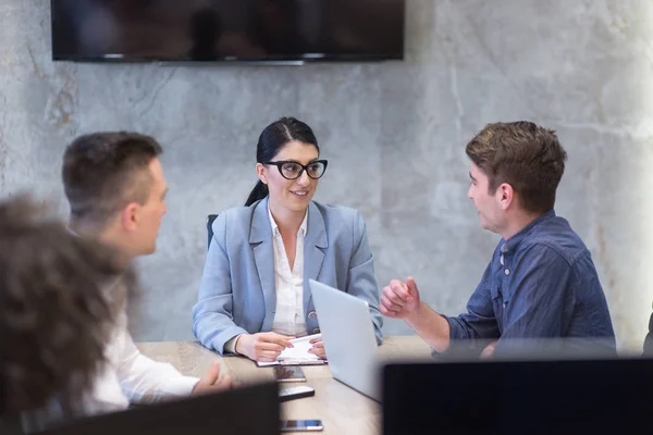 Grupo Jóvenes Empresarios Discutiendo Plan Negocios Moderno Edificio Oficinas Startups — Foto de Stock