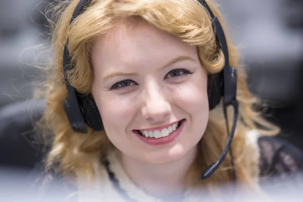 Operadora de call center feminina sorridente — Fotografia de Stock