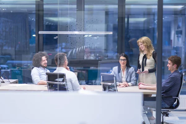 İş adamları iş planını tartışıyor