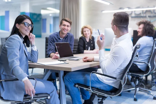 Gente de negocios discutiendo plan empresarial — Foto de Stock