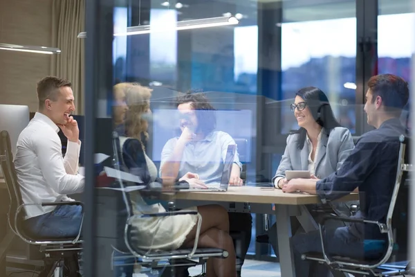 Gente de negocios discutiendo plan empresarial —  Fotos de Stock