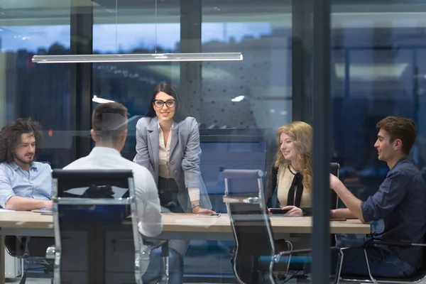 Gente de negocios discutiendo plan empresarial —  Fotos de Stock