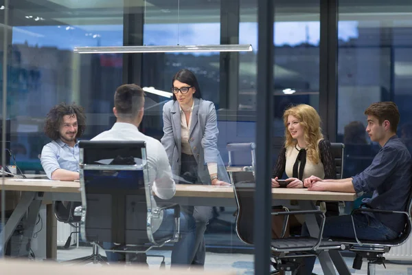 Gente de negocios discutiendo plan empresarial —  Fotos de Stock