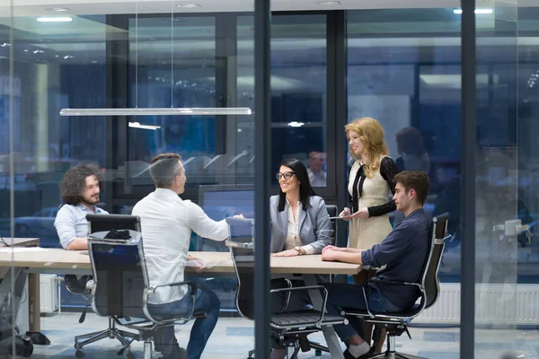 Gli uomini d'affari discutono di business plan — Foto Stock