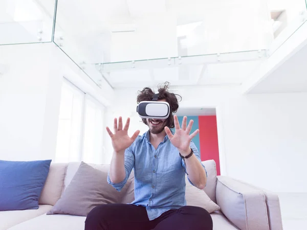 Homem obtendo experiência usando VR — Fotografia de Stock