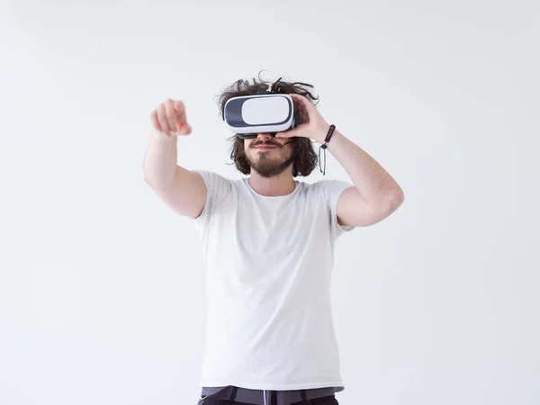 Homme d'acquérir de l'expérience en utilisant VR — Photo
