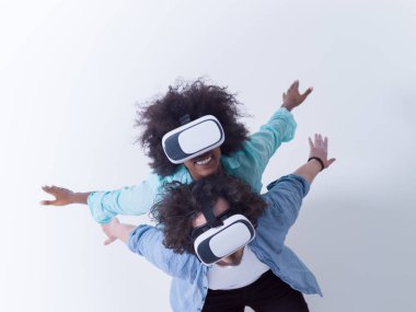 çok ırklı çift VR gözlük kullanma