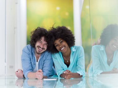 genç çok ırklı bir çift 