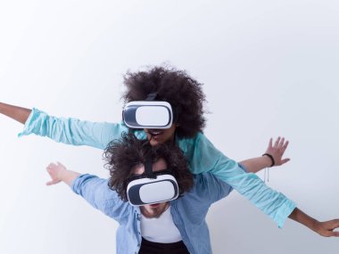 çok ırklı çift VR gözlük kullanma