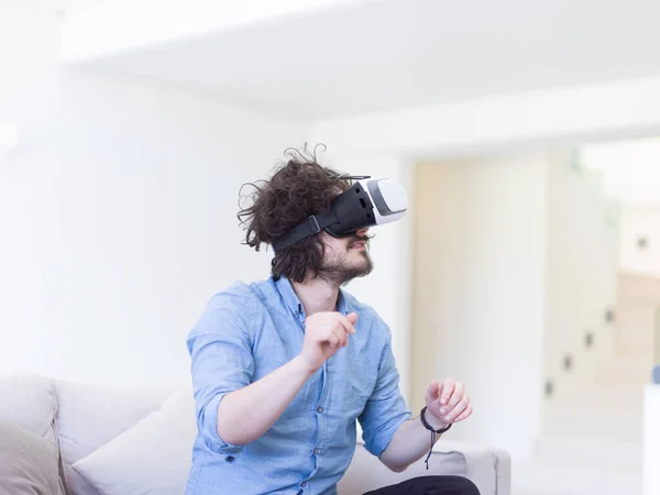 Homem obtendo experiência usando VR — Fotografia de Stock