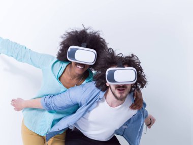 çok ırklı çift VR gözlük kullanma