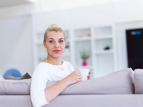 Vrouw genieten van een kopje koffie — Stockfoto