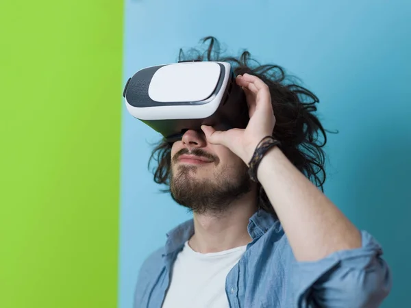 Vr fejhallgató szemüveg a virtuális valóság segítségével az ember — Stock Fotó