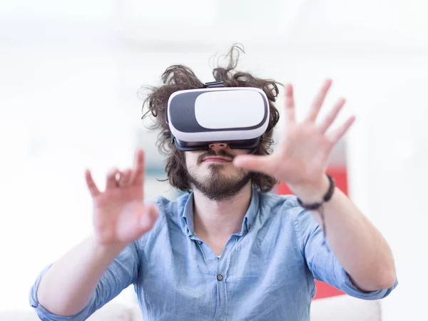 Homme utilisant des lunettes VR-casque de réalité virtuelle — Photo