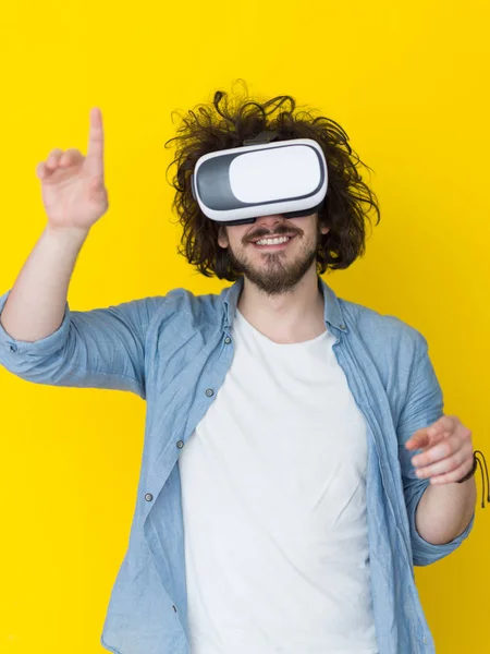 Pohledný muž pomocí Vr headset brýle virtuální reality — Stock fotografie