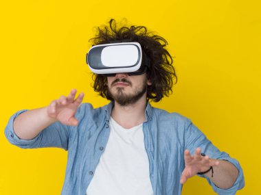 sanal gerçeklik VR kulaklık gözlük kullanan yakışıklı adam