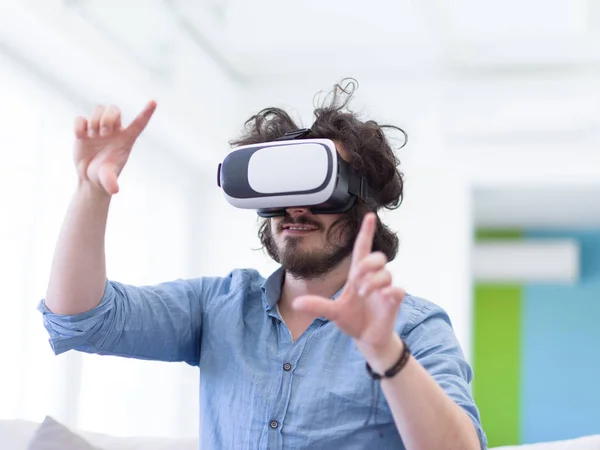 Uomo che utilizza occhiali VR-headset della realtà virtuale — Foto Stock